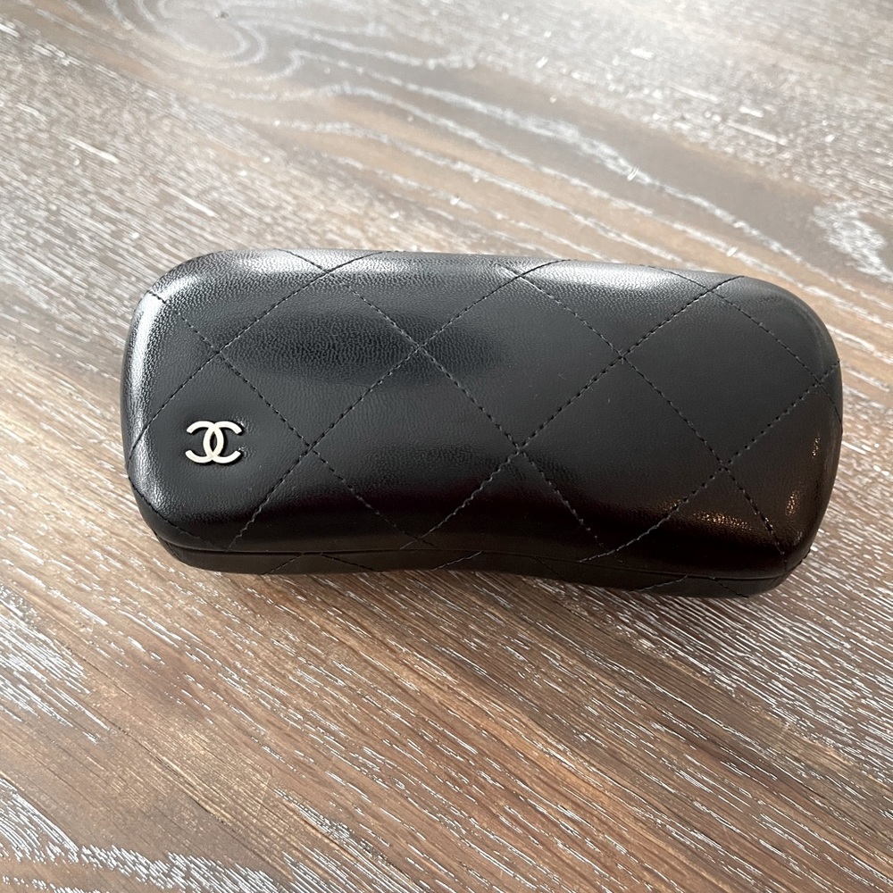 Chanel hard case with logo and cloth